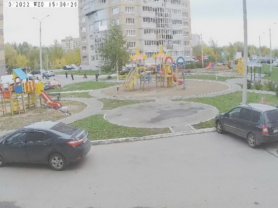 В Новочебоксарске разыскивают бородатого мужчину, который пугает детей на детской площадке