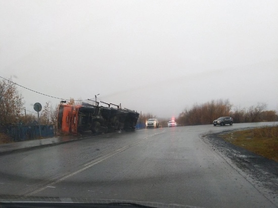 Грузовик завалился на бок на дороге в районе Лабытнанги