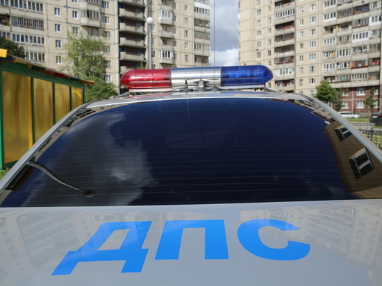 В Калининграде легковушка застряла под грузовиком