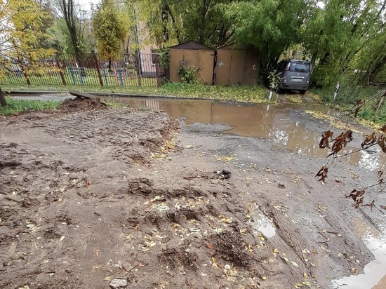 Жители Центрального района Твери пожаловались на разруху во дворе дома
