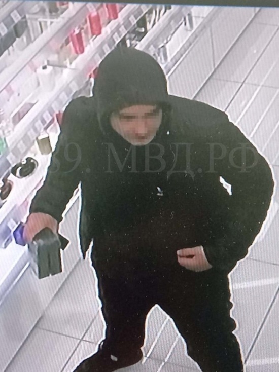 Мужчина украл три флакона духов из магазина в Салехарде
