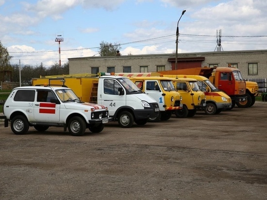 В аэропорту Курска прошел смотр готовности 30 единиц спецтехники