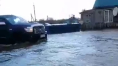 На западе Камчатки начался дождевой паводок: смыло мост