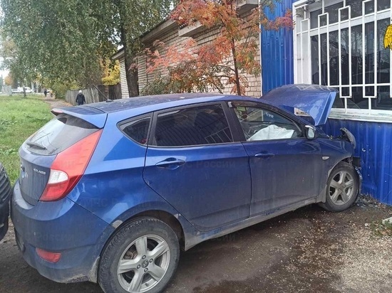 На Тарутинской в Калуге машина влетела в частный дом