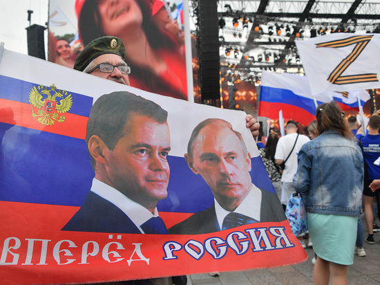 Медведев назвал новые санкции "самострелом в собственную задницу"