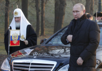 Патриарх Кирилл накануне 70-летия Владимира Путина предложил духовенству и верующим "молиться о здравии" президента РФ в течение двух дней
