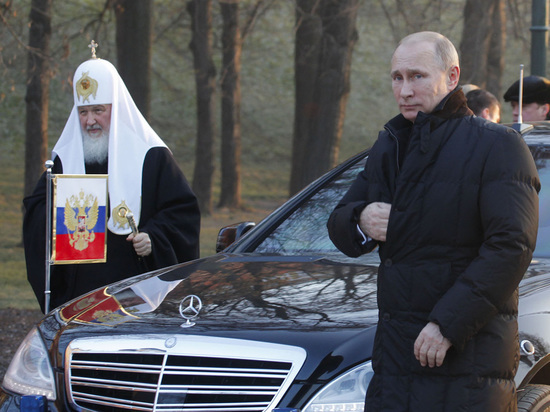 Патриарх Кирилл накануне 70-летия Владимира Путина предложил духовенству и верующим "молиться о здравии" президента РФ в течение двух дней
