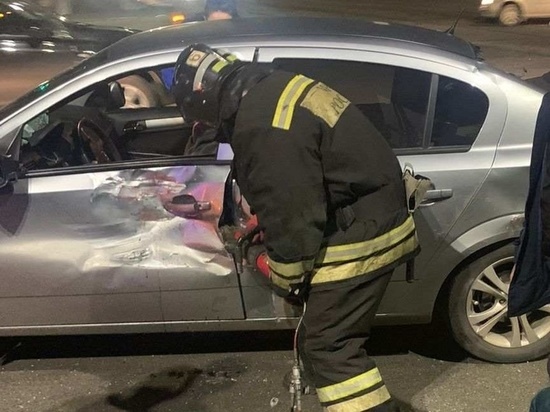 В жестком ДТП на выезде из Курска спасателям пришлось деблокировать пострадавшего из покореженного авто