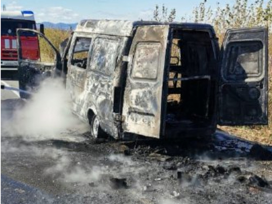 Машина сгорела на железнодорожном переезде в Биробиджане