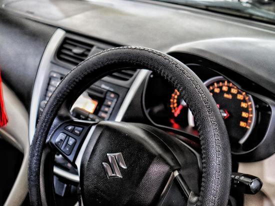 Автомобиль Suzuki Swift съехал в кювет в Невельском районе