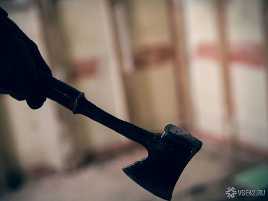 Кузбассовец угрожал своей возлюбленной топором