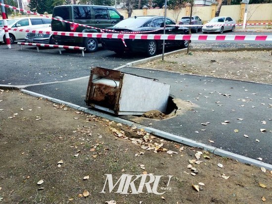 Яма с холодильником в центре Читы могла появиться из-за утечки канализации