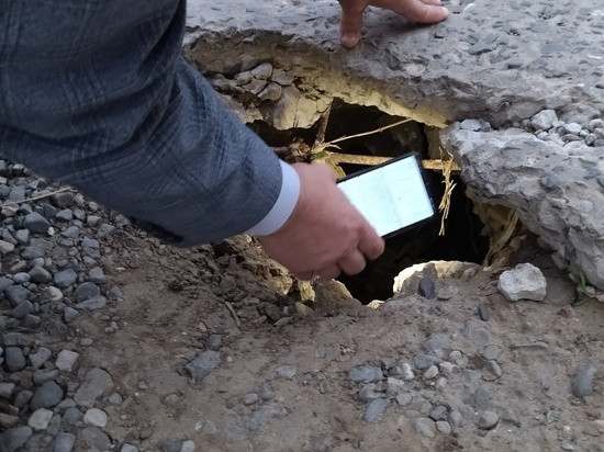 Жители Астрахани боятся, что их дом уйдет под землю