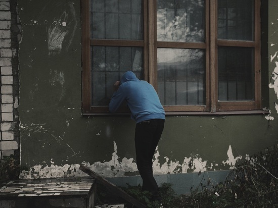 В Карелии злоумышленник пробрался в дом погреться и обновить гардероб