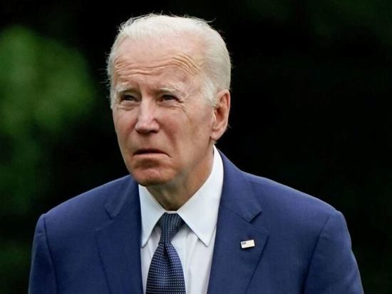 Пятящийся после вопроса Байден рассмешил всю Америку