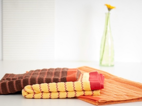 Как спасти кухонное полотенце от въевшихся пятен: хозяйки раскрыли простой способ