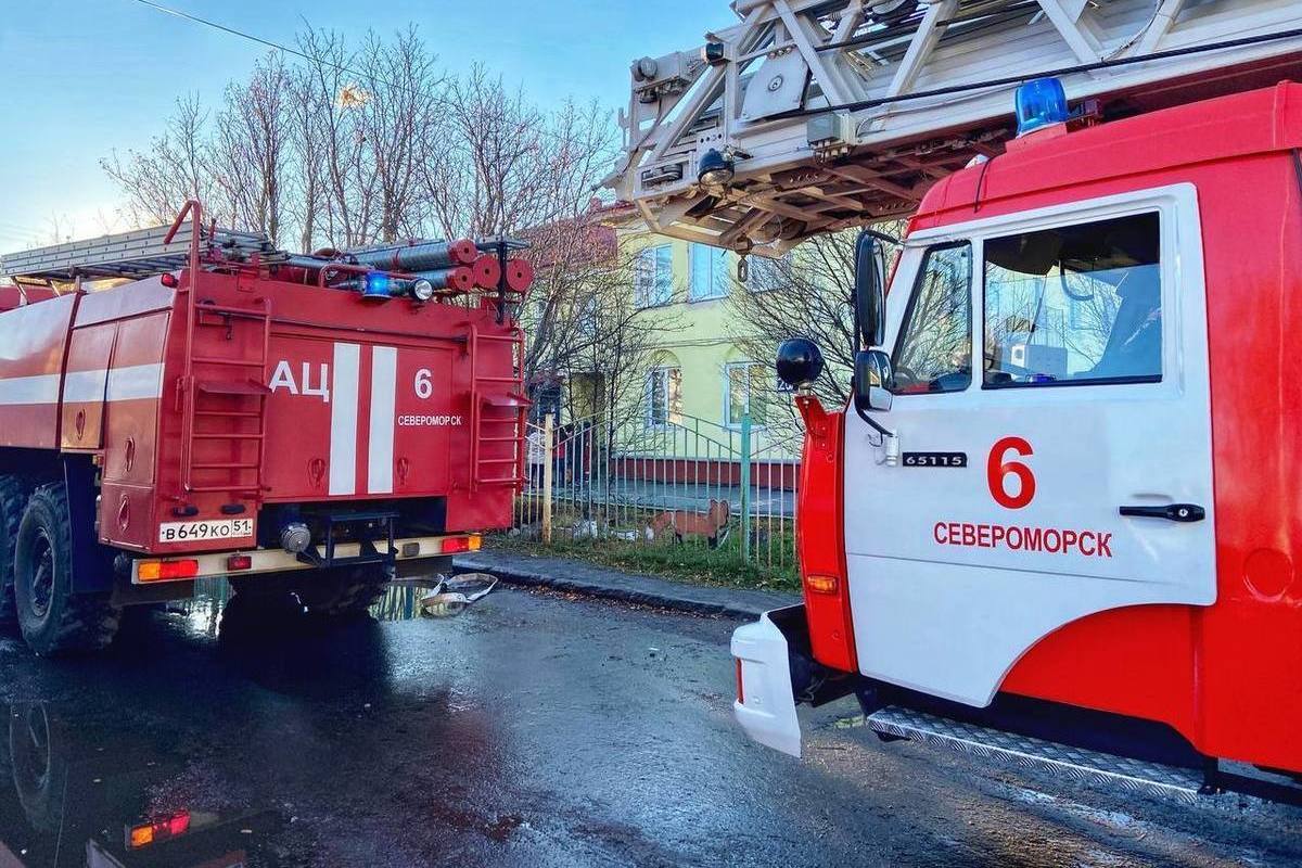 Пожарная машина. Пожарная тревога на ЖД. МЧС Североморск. Пожарные с пожарной машиной российские 2022.