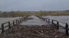 На Камчатке из-за паводка размыло мосты и дороги: видео