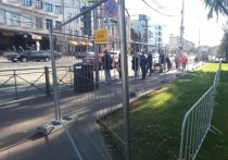 В Калининграде рядом с ТЦ «Европа» на Ленинском проспекте начали расширять тротуар. Об этом рассказали в пресс-службе городской администрации.