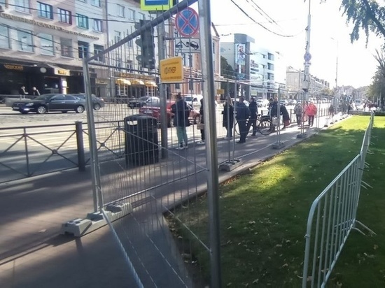 В Калининграде начали расширять тротуар рядом с ТЦ «Европа»