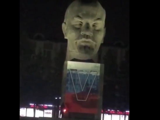 В центре Улан-Удэ на памятнике Ленину подожгли баннер с символом «V»