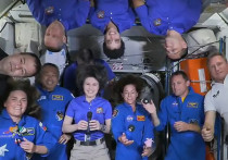 Россиянка Анна Кикина получила от коллег-космонавтов, встречавших ее на борту Международной космической станции (МКС), букет цветов, выполненных в технике оригами