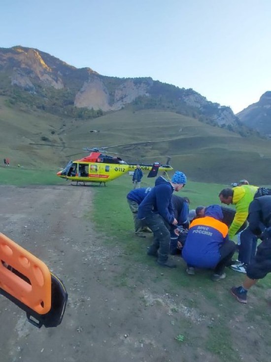 В КБР жестко приземлившегося парапланериста эвакуировали вертолетом
