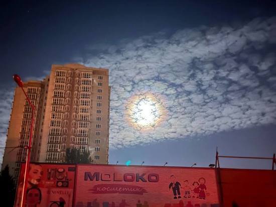 Над Донецком появилось редкое лунное гало: ФОТО