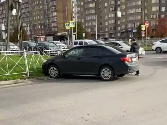 В Курске легковушка в результате ДТП протаранила дорожное ограждение