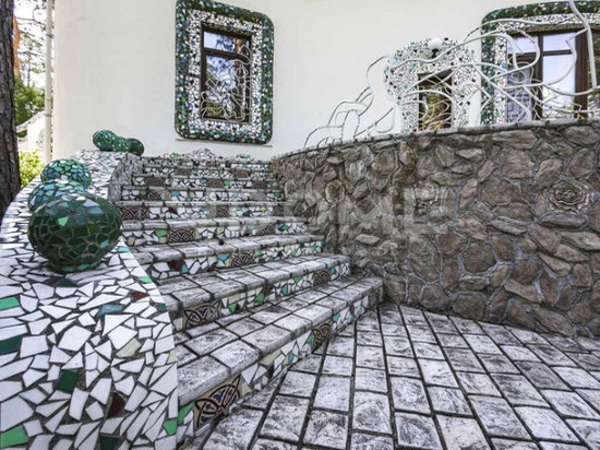 Коттедж с мозаикой выставили на продажу в Новосибирске за 75 млн рублей