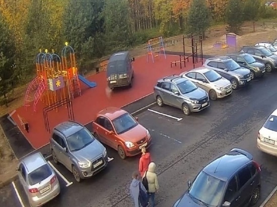 Жители Рыбинска разыскивают водителя «Газели», который испортил детскую площадку