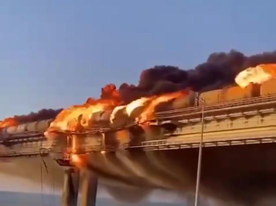 Участок Крымского моста обрушился