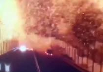 Телеграм-канал "RT на русском" со ссылкой на источники в силовых структурах сообщил, что представители спецслужб сейчас выясняют, каким образом грузовик со взрывчаткой смог въехать на Крымский мост