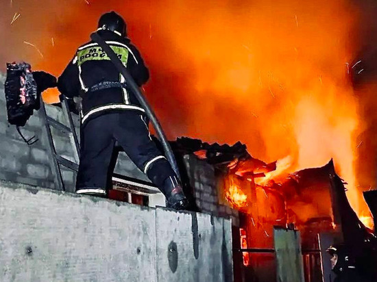 В Челябинске крупный пожар уничтожил дом, гараж и надворные постройки