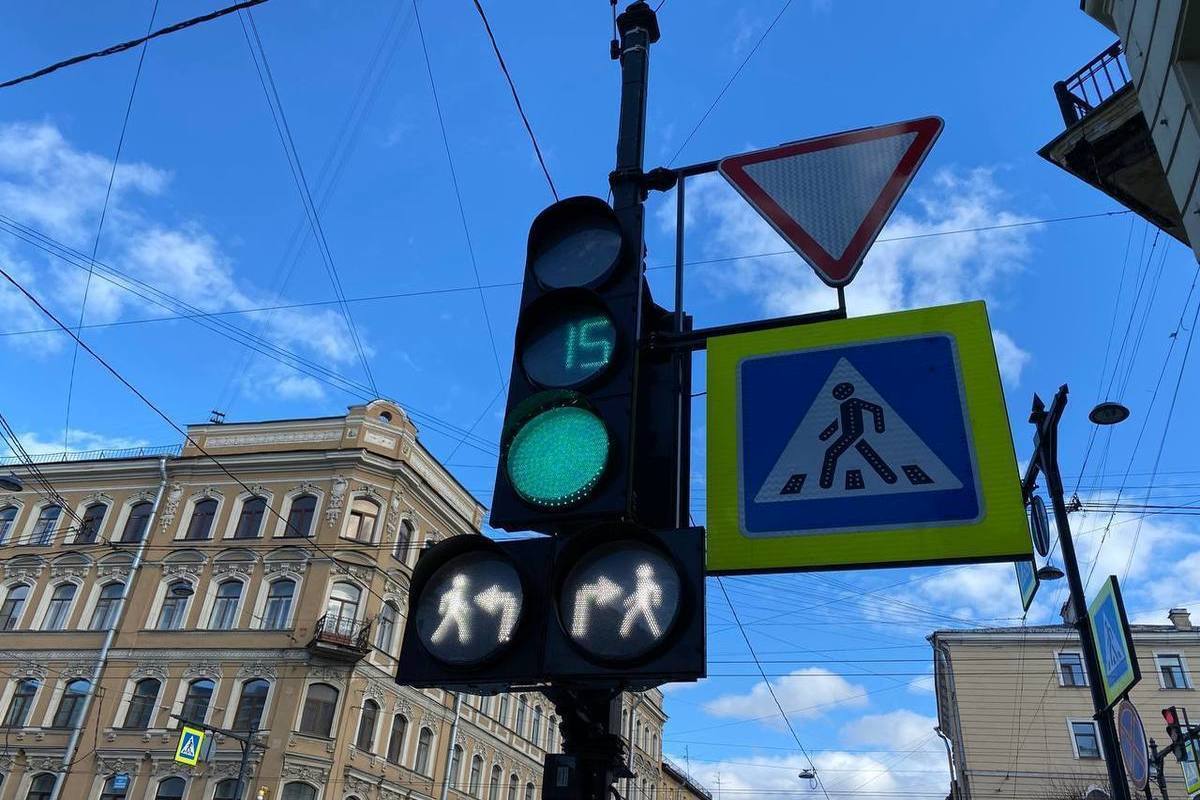 Силуэт пешехода со стрелкой бело-лунного цвета: в ПДД появился новый сигнал  светофора - МК Мурманск