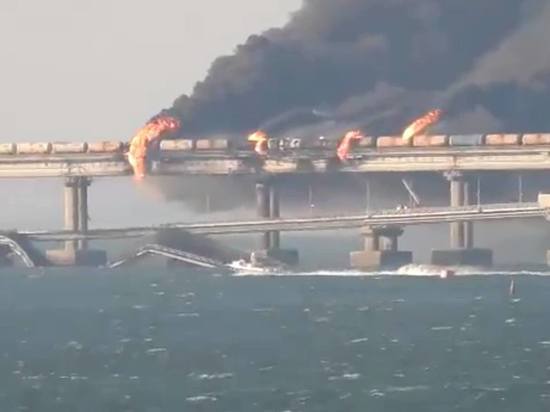 Mash сообщил о двух погибших при ЧП на Крымском мосту