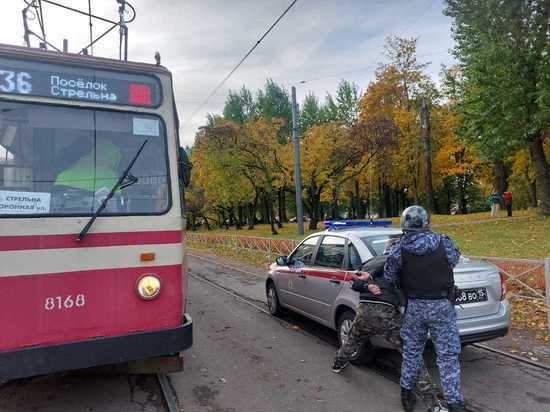 Росгвардейцы задержали пьяного петербуржца, из-за которого трамваи полчаса не могли выехать из депо