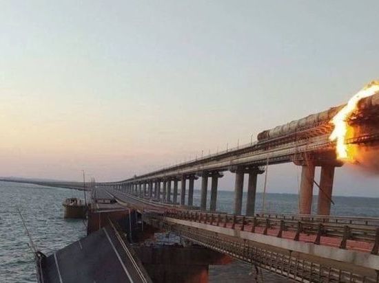 В результате взрыва цистерны на Крымском мосту погибли три человека