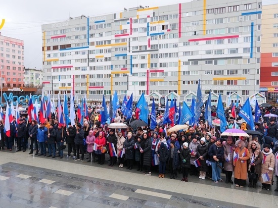 800 жителей Нового Уренгоя пришли на митинг-концерт в поддержку спецоперации