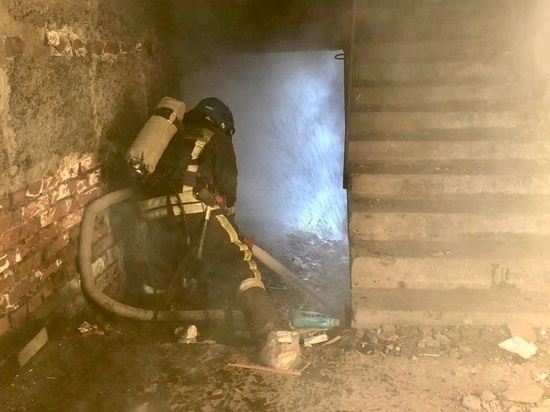 Пожарные использовали дымосос, чтобы спасти жильцов дома в Заполярном