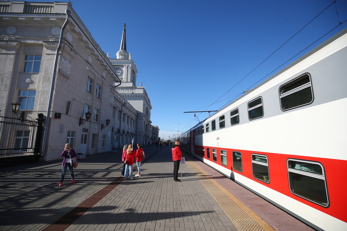 Тур поезда из самары. Двухэтажный поезд Волгоград. Необычные поезда. Поездка на поезде. Туристический поезд.
