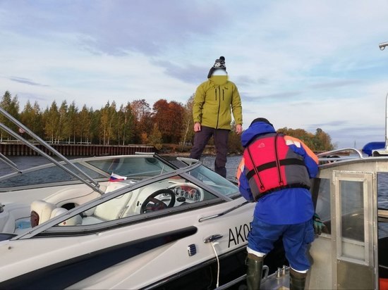 Спасатели пришли на помощь застрявшим в лодке на Неве в Кировском районе мужчинам