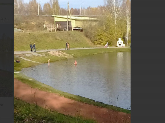 Голые мужчины купались в озере в Кольцово 8 октября