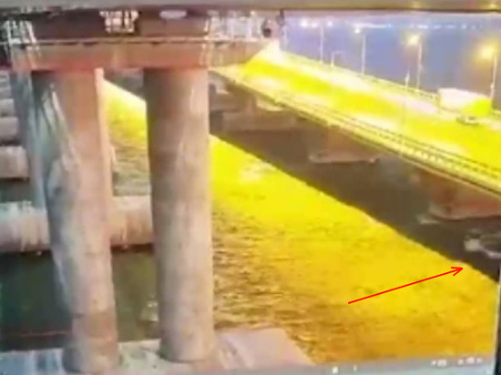 Конспирологи увидели &#34;плавучий объект&#34; под Крымским мостом в момент взрыва