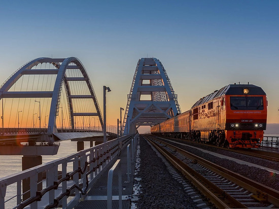 По Крымскому мосту пустили первый пассажирский поезд