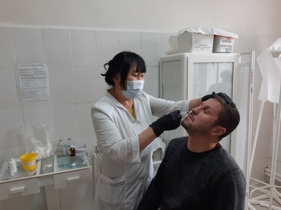 В Туве продолжается вакцинация против ковида назальным способом
