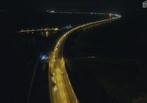 На Крымском мосту включили ночную подсветку