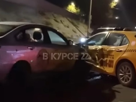 Два автомобиля такси устроили аварию в Барнауле