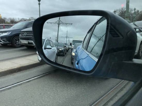 Белый Renault Logan влетел в столб на улице Державина