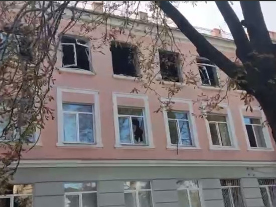 Снаряд ВСУ разрушил целый этаж школы в центре Донецка